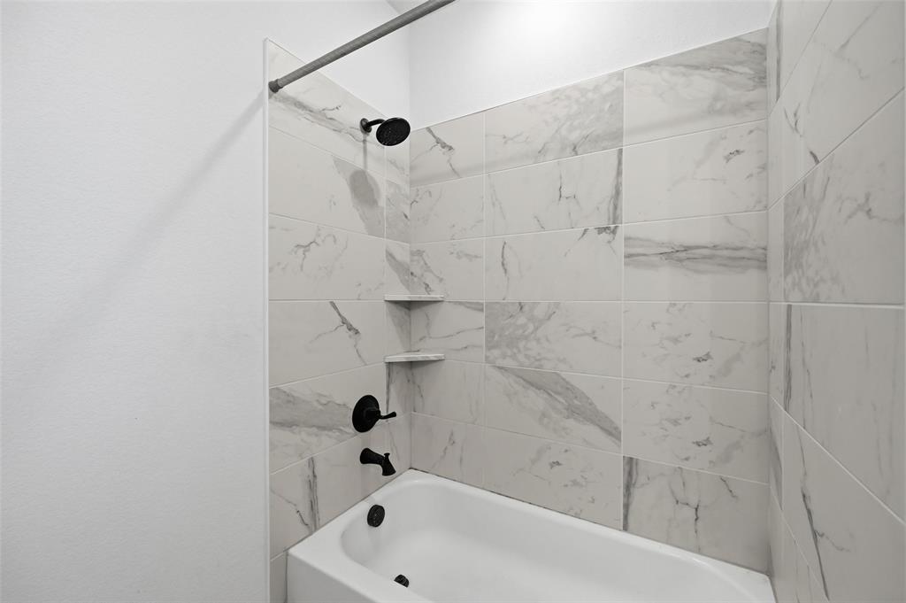 513 Fieldstone Lane Haslet, TX 76052 - Photo 12 of 18 a bathroom with a bathtub