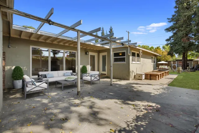 a view of a house with a backyard