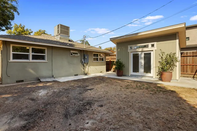 a view of entryway of the house
