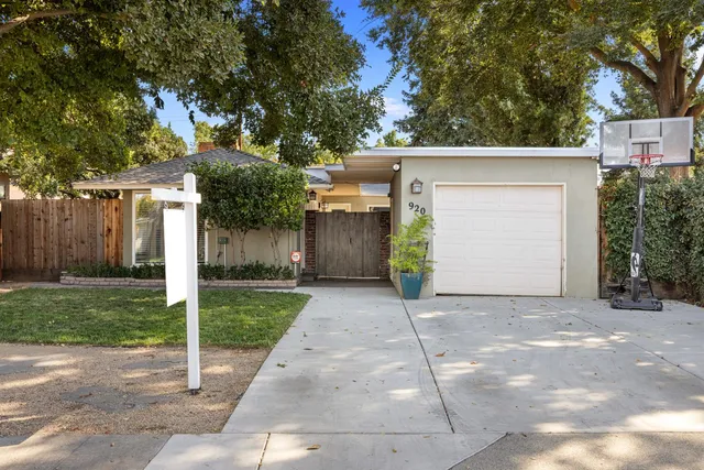 a view of a back yard of the house