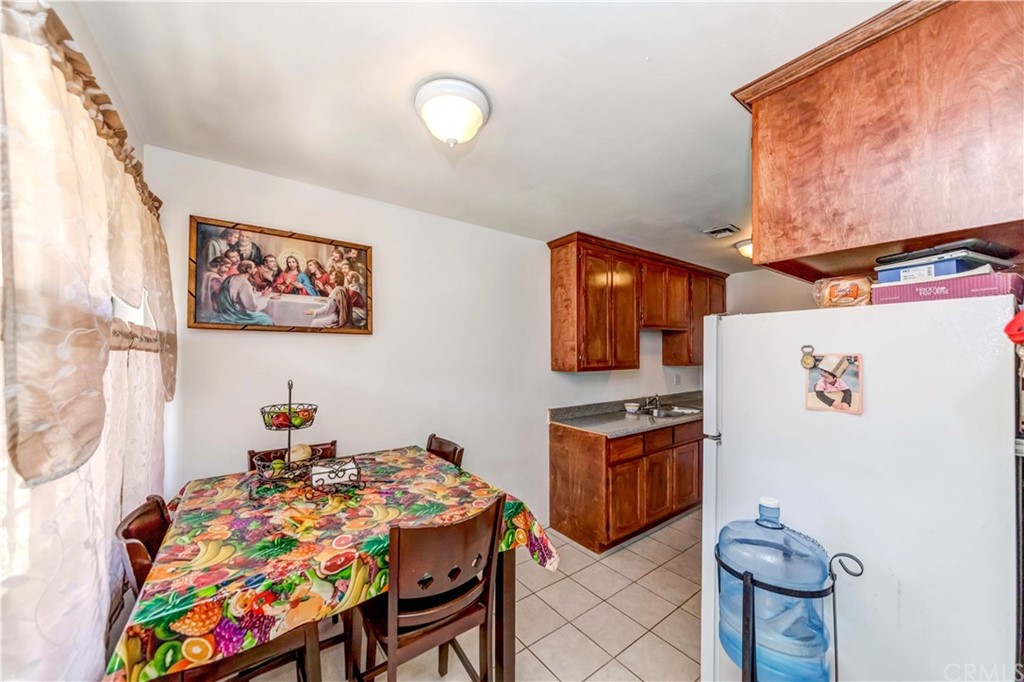 47 Paradise Valley South Carson, CA 90745 - Photo 12 of 40