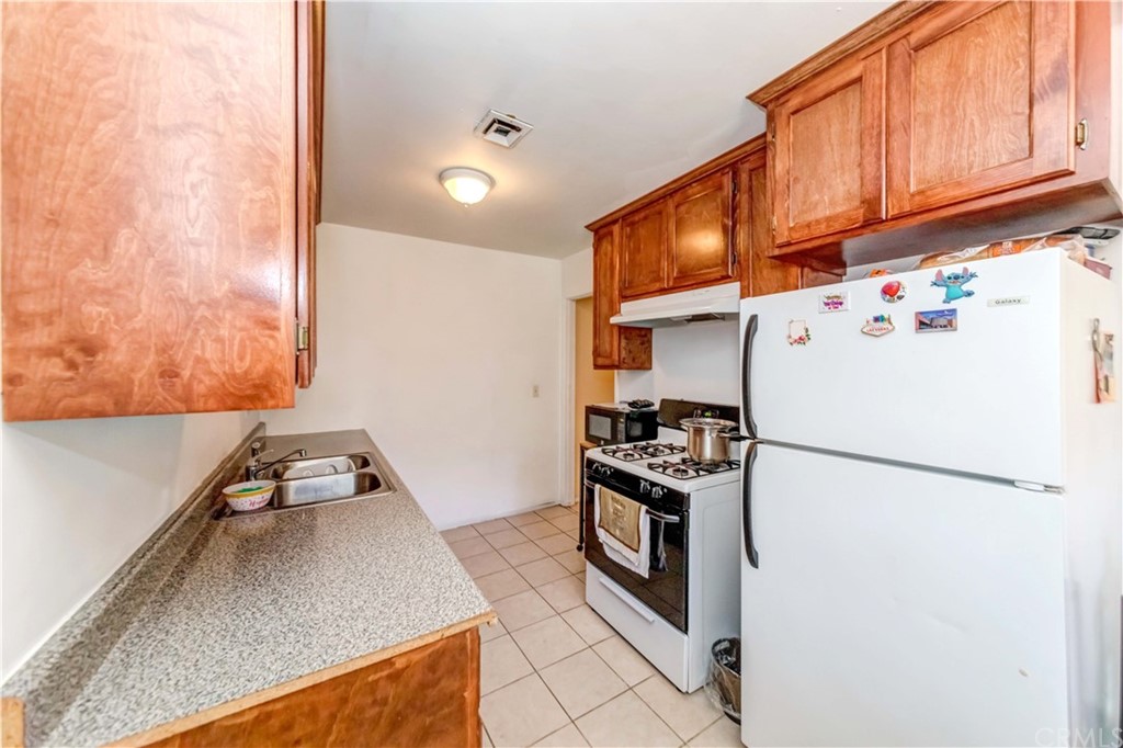 47 Paradise Valley South Carson, CA 90745 - Photo 14 of 40