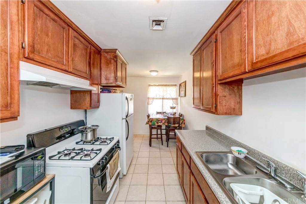 47 Paradise Valley South Carson, CA 90745 - Photo 16 of 40