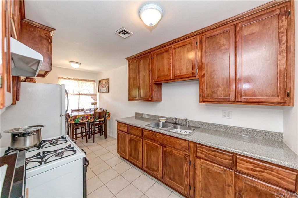 47 Paradise Valley South Carson, CA 90745 - Photo 17 of 40