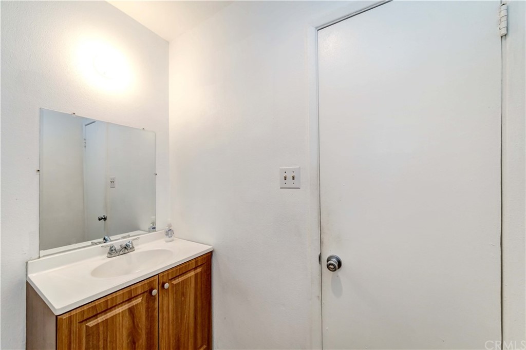 47 Paradise Valley South Carson, CA 90745 - Photo 7 of 40