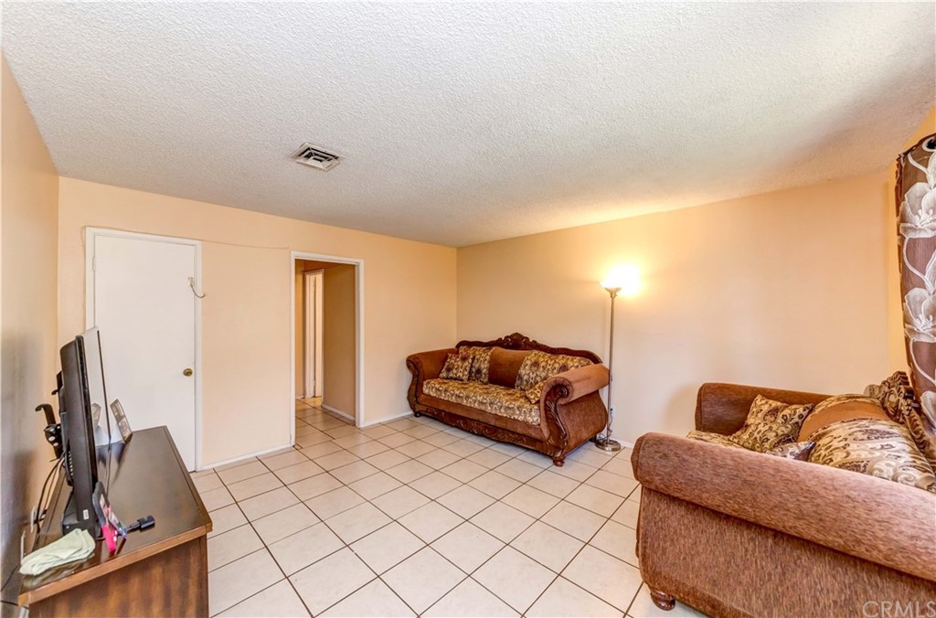 47 Paradise Valley South Carson, CA 90745 - Photo 8 of 40