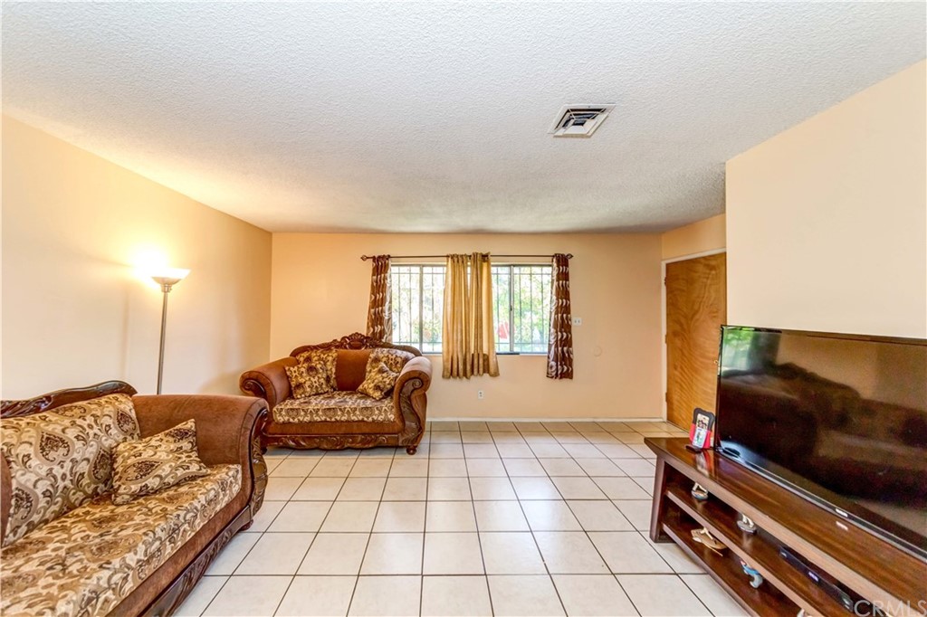 47 Paradise Valley South Carson, CA 90745 - Photo 9 of 40