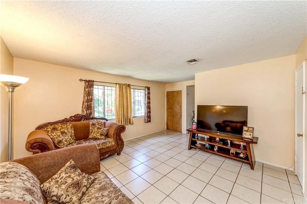 47 Paradise Valley South Carson, CA 90745 - Photo 10 of 40