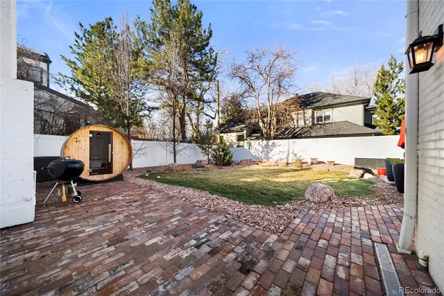 a view of a yard with a house