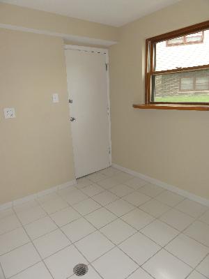 625 Wolf Road Matteson, IL 60443 - Photo 14 of 15 an empty room with a window