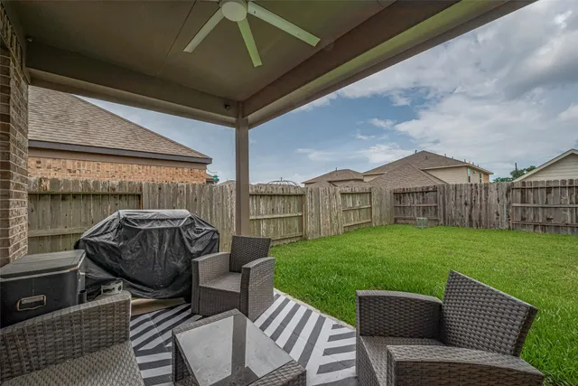 a view of a house with backyard and garden