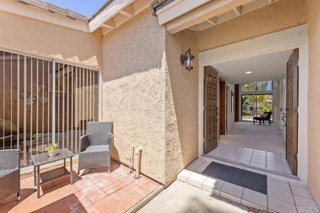 a view of livingroom with furniture