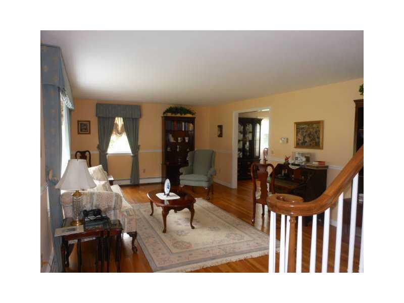 115 Taylor Road Portsmouth, RI 02871 - Photo 8 of 25 Living Room.