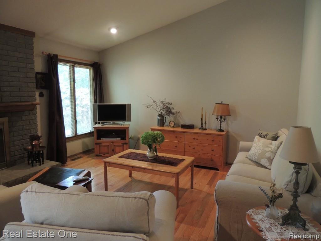 976 Ravine Terrace Drive Rochester, MI 48307 - Photo 10 of 22 016.jpg