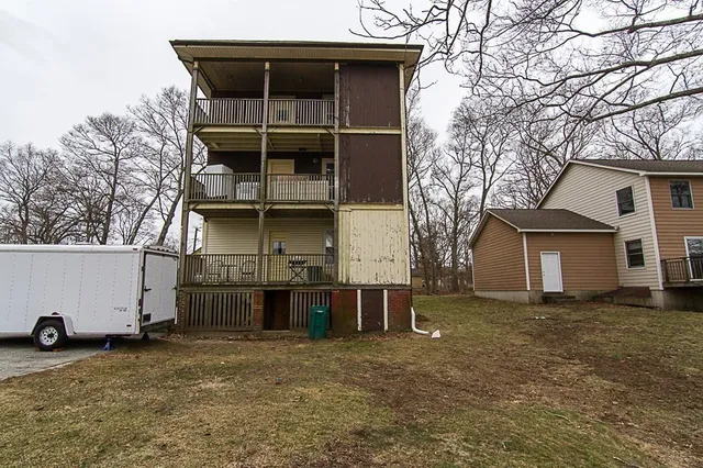 a view of a house with a yard