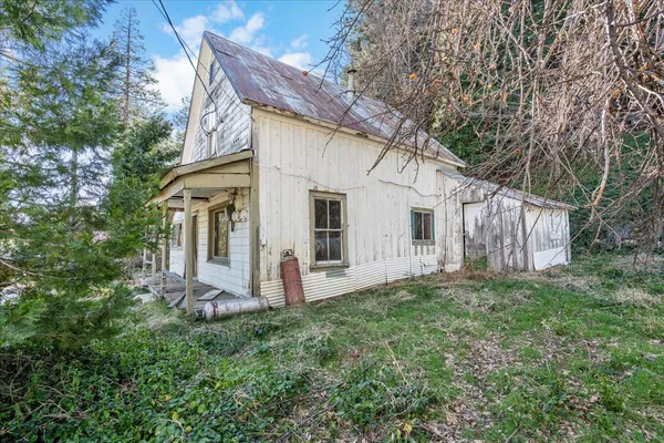 a view of a back yard of the house