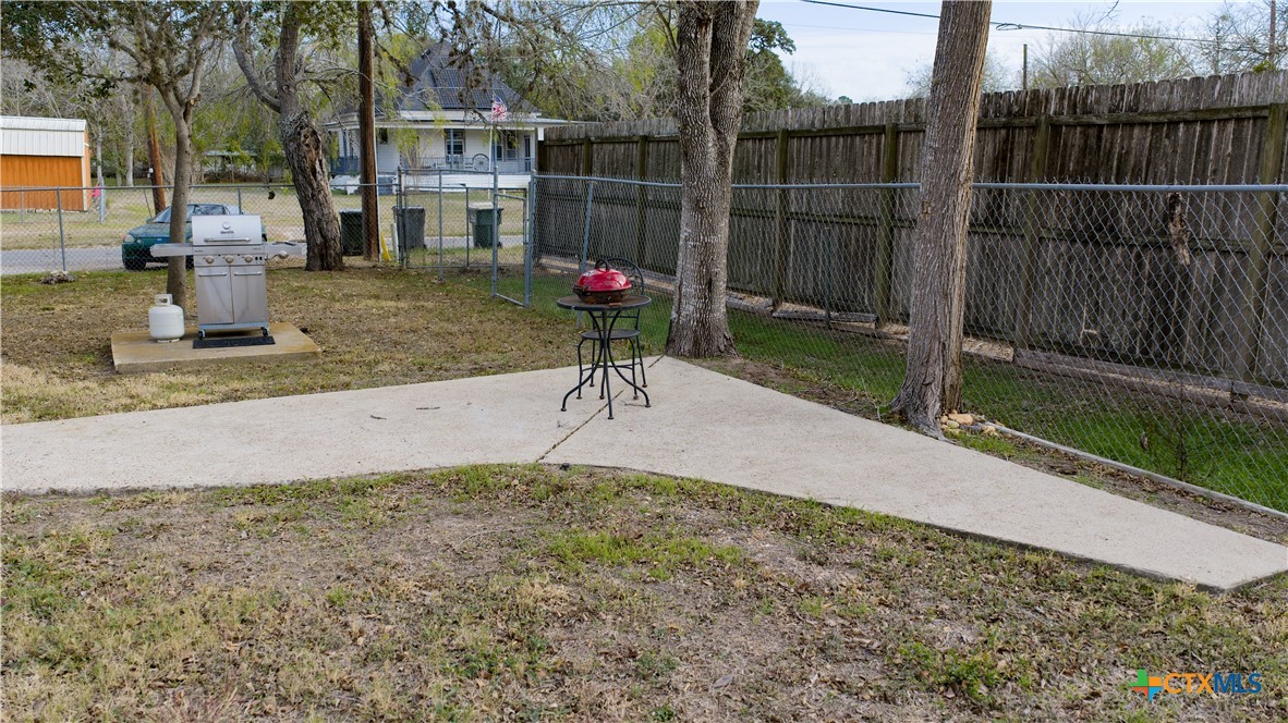 613 East Broadway Street, Unit 5 Cuero, TX 77954 - Photo 28 of 34 a view of a backyard with a garden