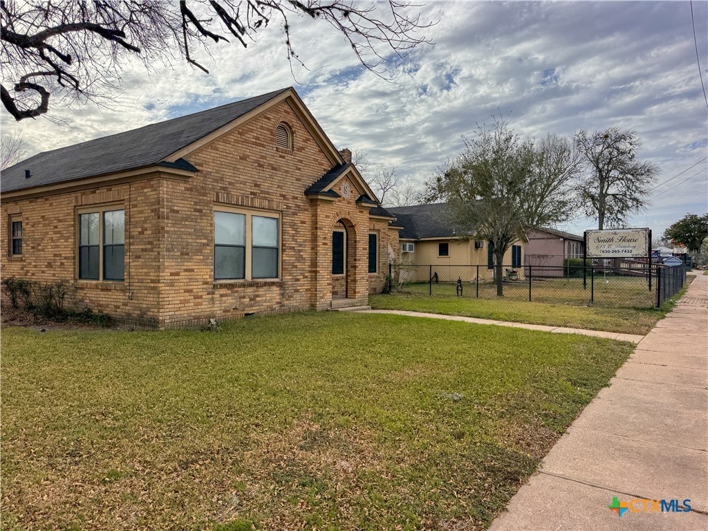 613 East Broadway Street, Unit 5 Cuero, TX 77954 - Photo 6 of 34 a view of a house with garden