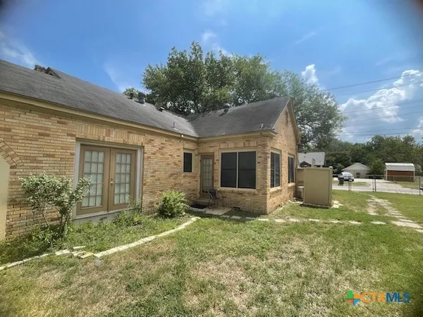 a view of a house with backyard and garden