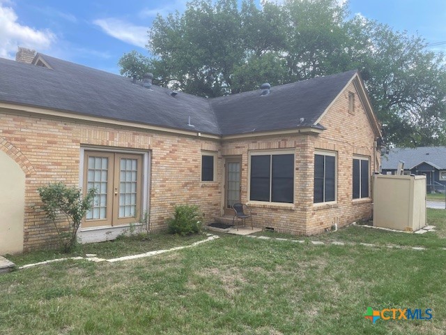 613 East Broadway Street, Unit 5 Cuero, TX 77954 - Photo 8 of 34 a view of a house with backyard and garden