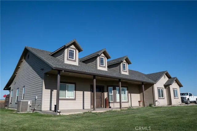 a view of a livingroom with furniture and windows