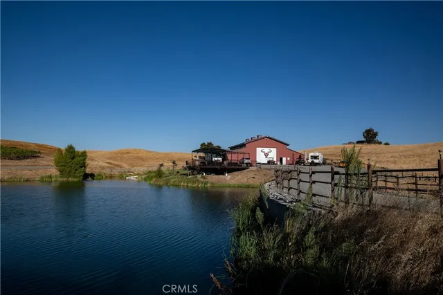 a view of a pathway next to a building