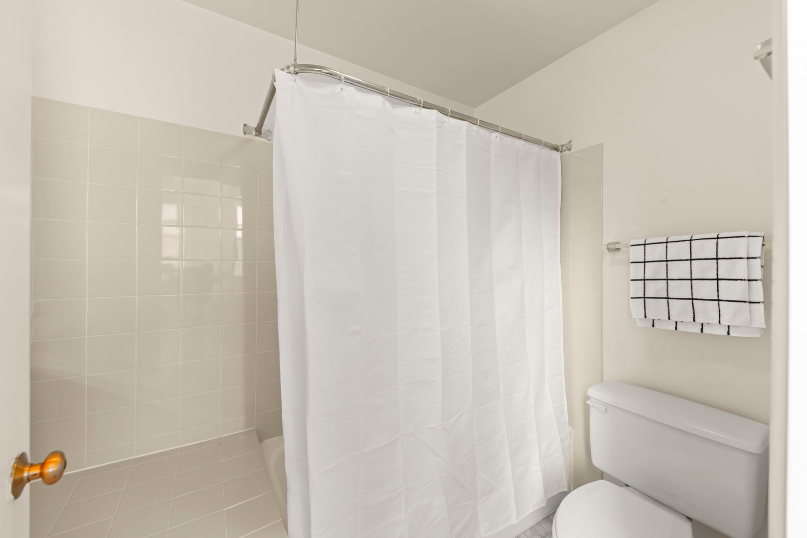 640 South Federal Street, Unit 702 Chicago, IL 60605 - Photo 14 of 24 a bathroom with a shower curtain