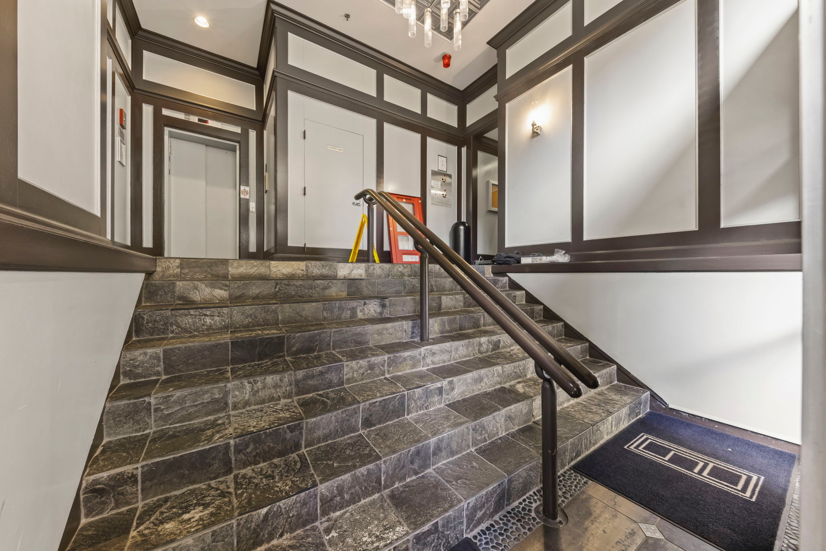 640 South Federal Street, Unit 702 Chicago, IL 60605 - Photo 4 of 24 a view of an entryway