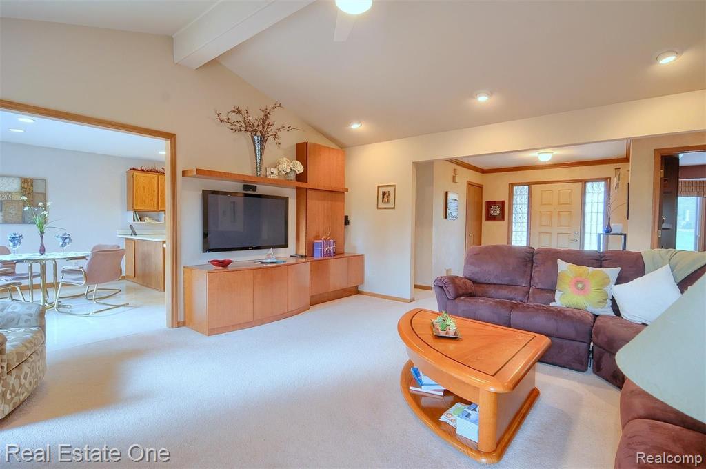 561 Kentucky Drive Rochester Hills, MI 48307 - Photo 3 of 23