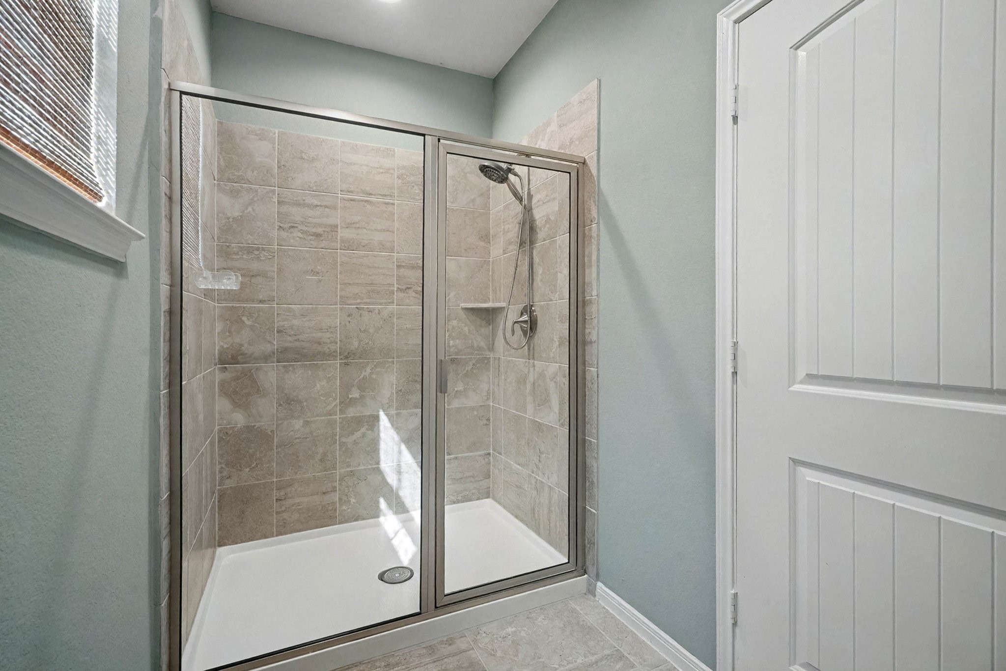 1412 Veranda Mist League City, TX 77573 - Photo 27 of 35 a bathroom with a glass shower door
