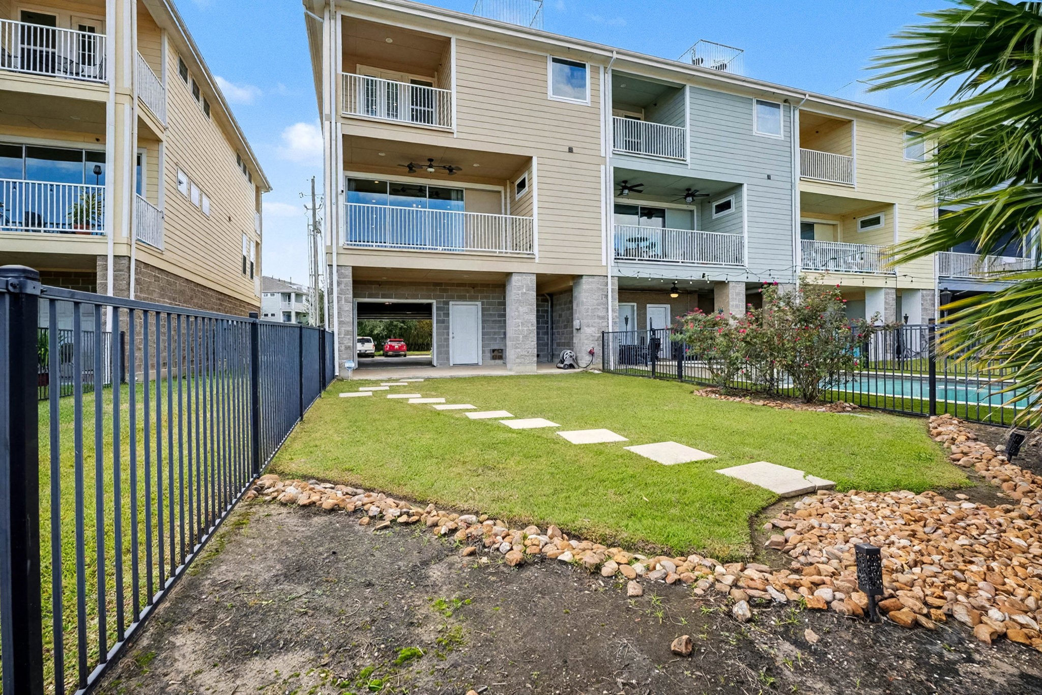 1412 Veranda Mist League City, TX 77573 - Photo 30 of 35 a view of an apartment with a garden and plants