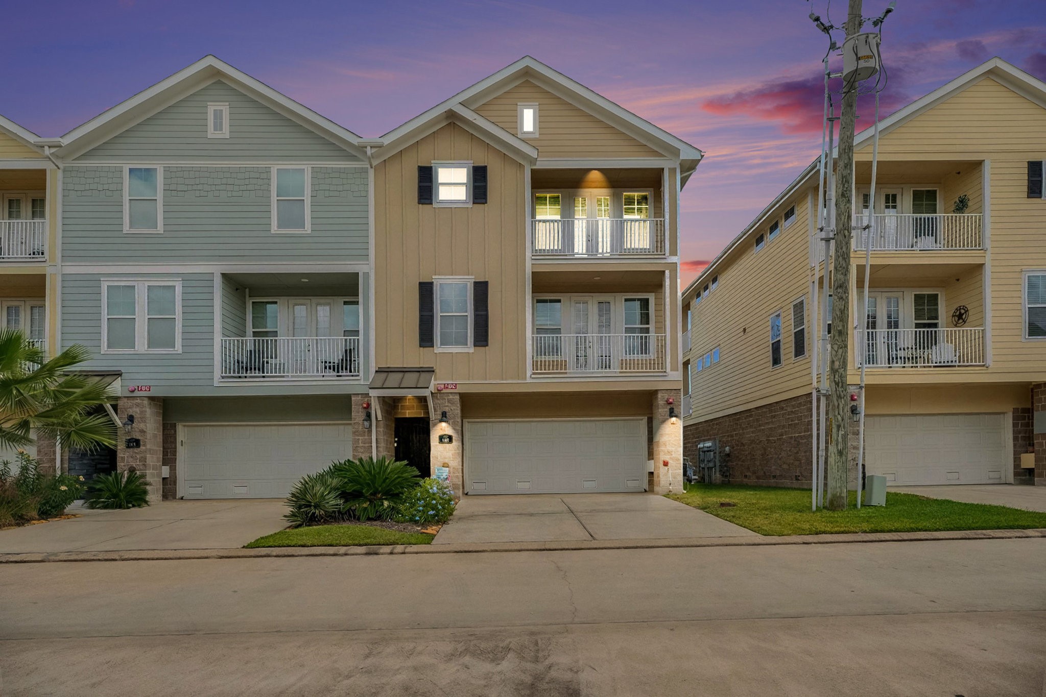 1412 Veranda Mist League City, TX 77573 - Photo 31 of 35 a front view of a house with a yard and garage