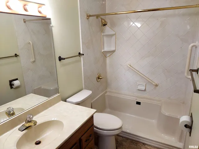 $109,900 | 413 Evergreen Drive, Macomb, IL 61455