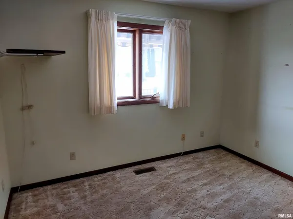 $109,900 | 413 Evergreen Drive, Macomb, IL 61455