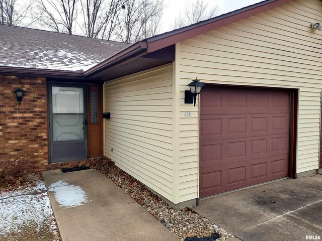 $109,900 | 413 Evergreen Drive, Macomb, IL 61455