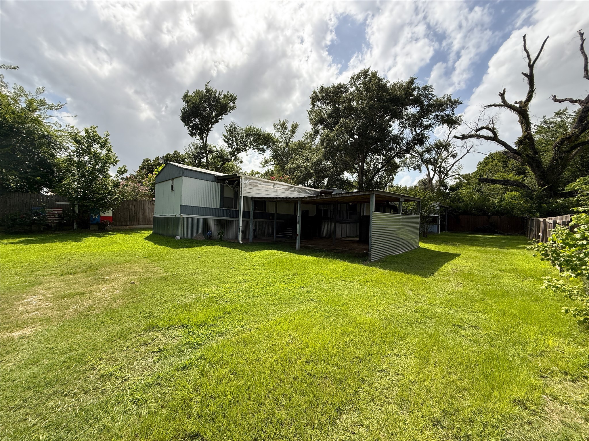a view of a house with backyard and a garden
