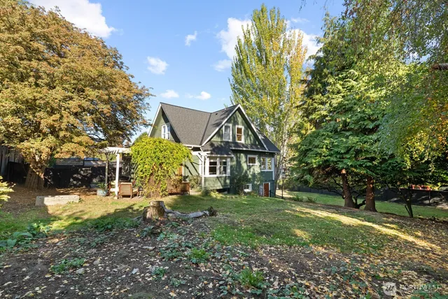 a view of a house with a yard