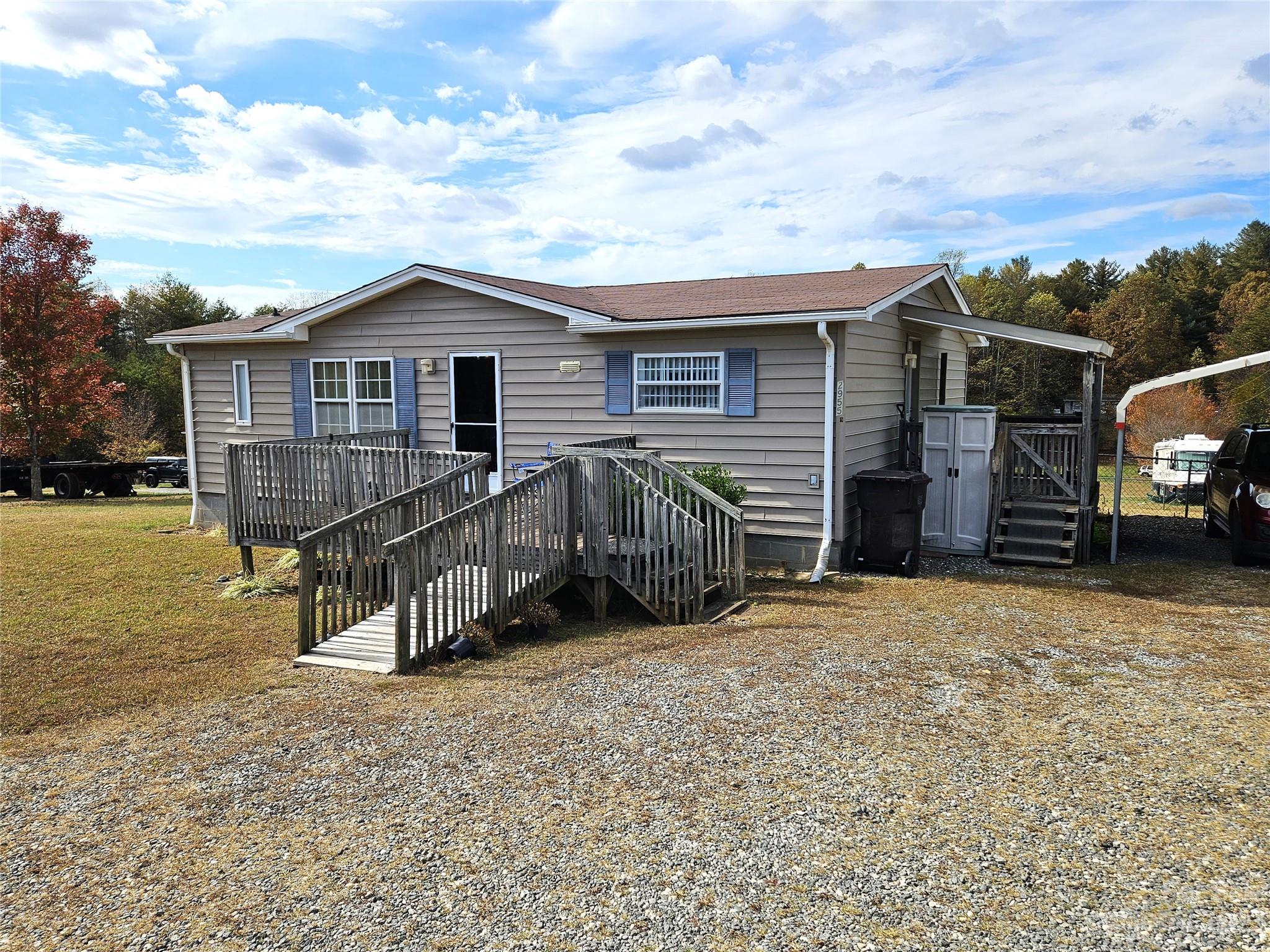 a view of a house with a yard