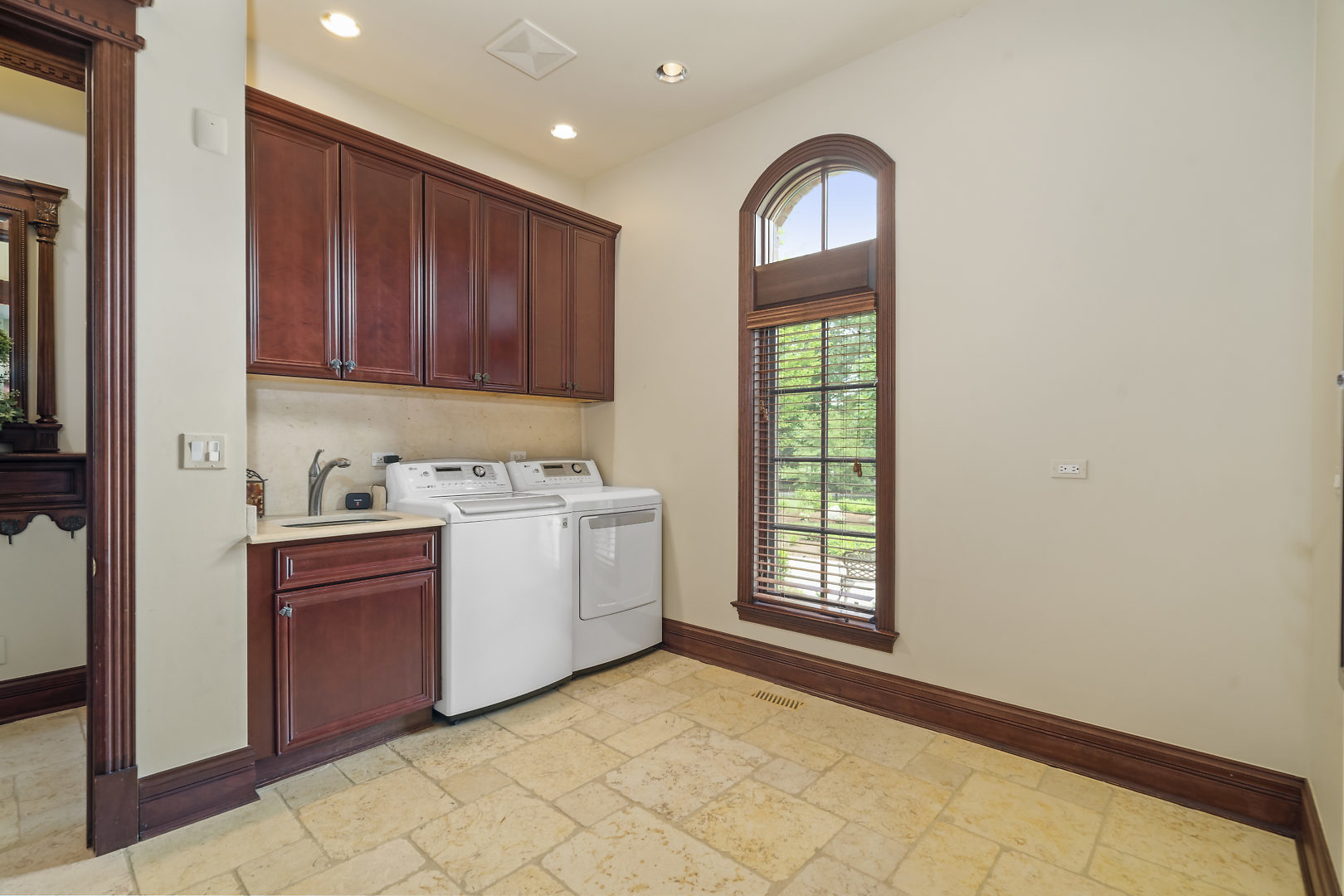 33W571 White Thorne Road St. Charles, IL 60174 - Photo 21 of 46 a room with windows and flowerpot