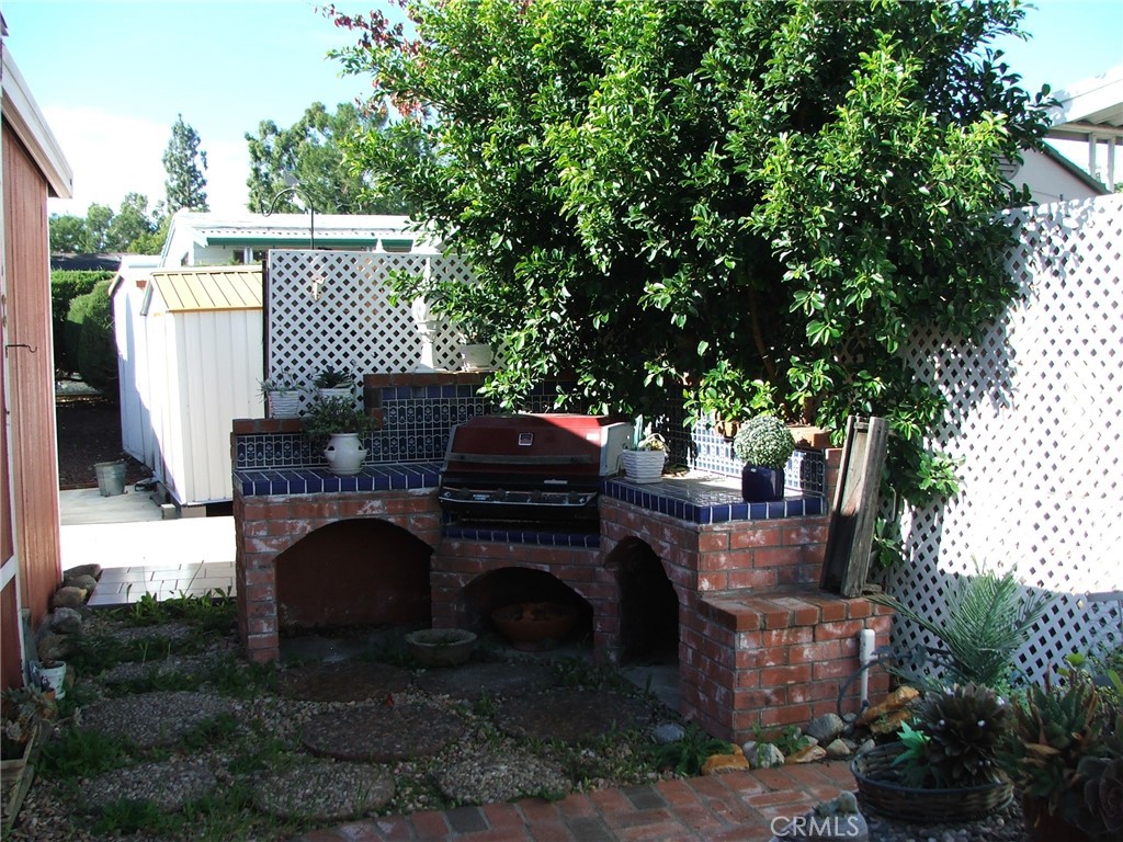 9800 Base Line Road, Unit 68 Rancho Cucamonga, CA 91701 - Photo 20 of 22 a patio with table and chairs