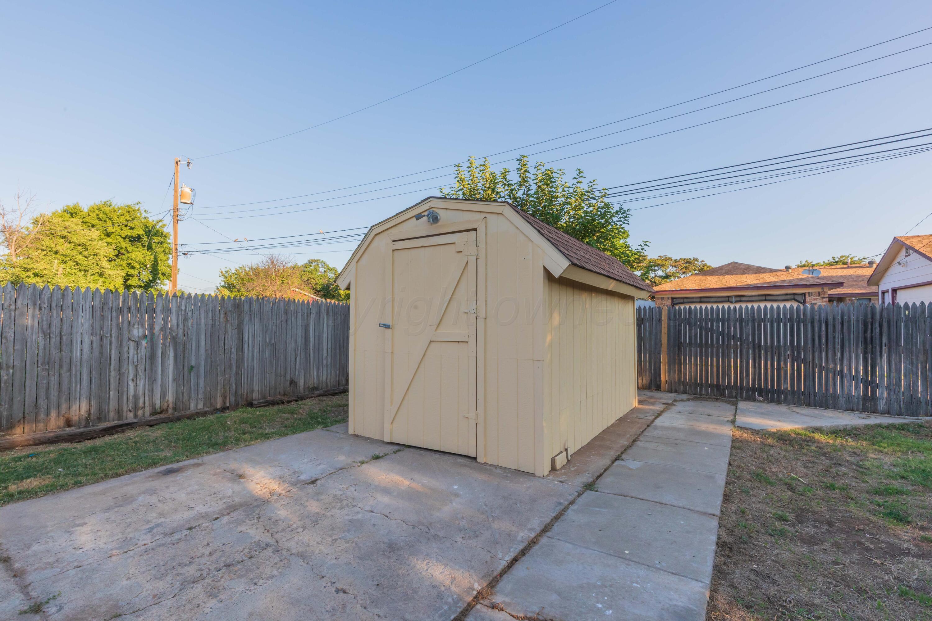 7912 Gerald Drive Amarillo, TX 79121 - Photo 44 of 45 a backyard of a house