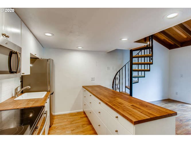 7720 Southwest Barnes Road, Unit B Portland, OR 97225 - Photo 9 of 22 Gallery Image 9