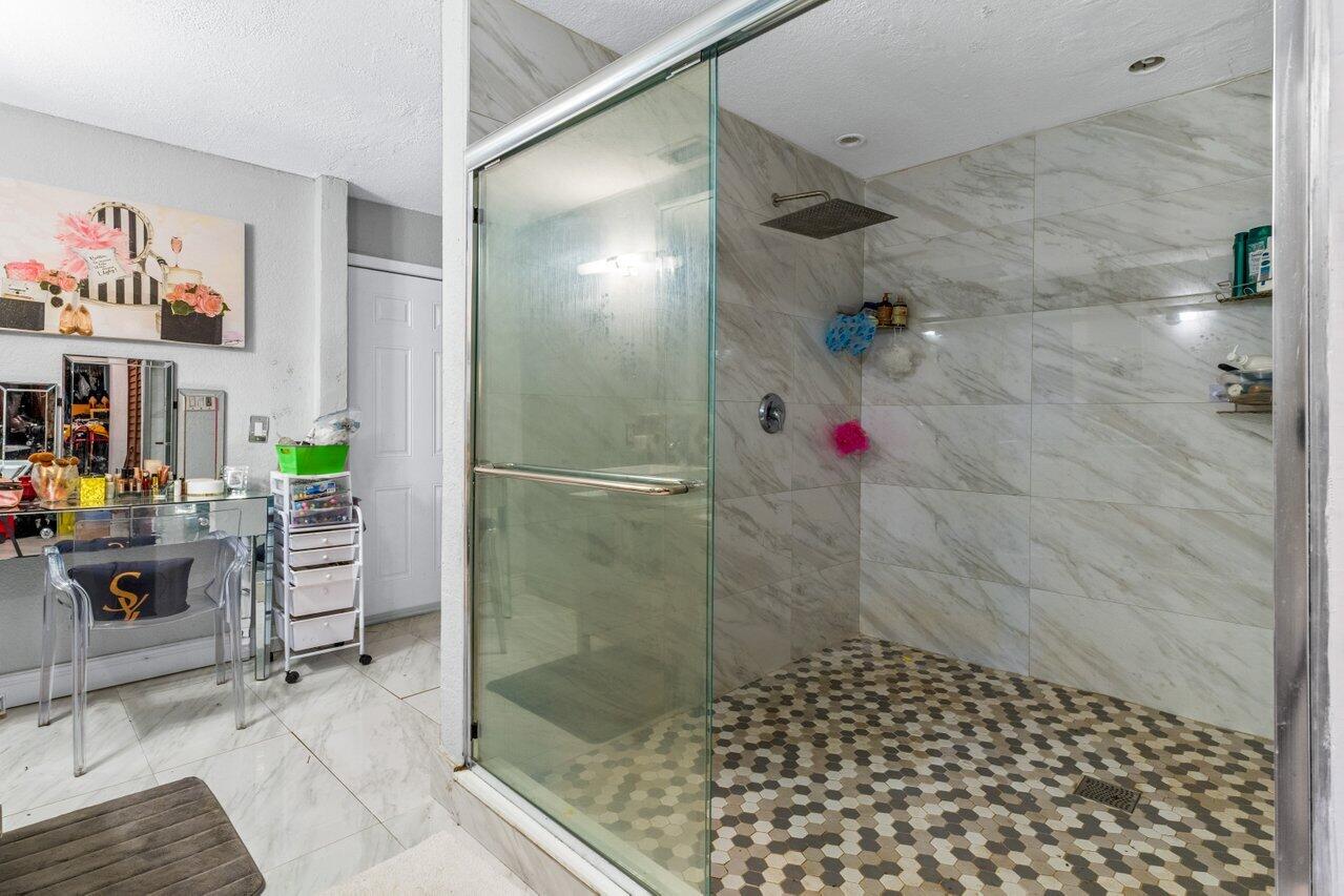 9714 Colorado Court Boca Raton, FL 33434 - Photo 19 of 28 main bathroom