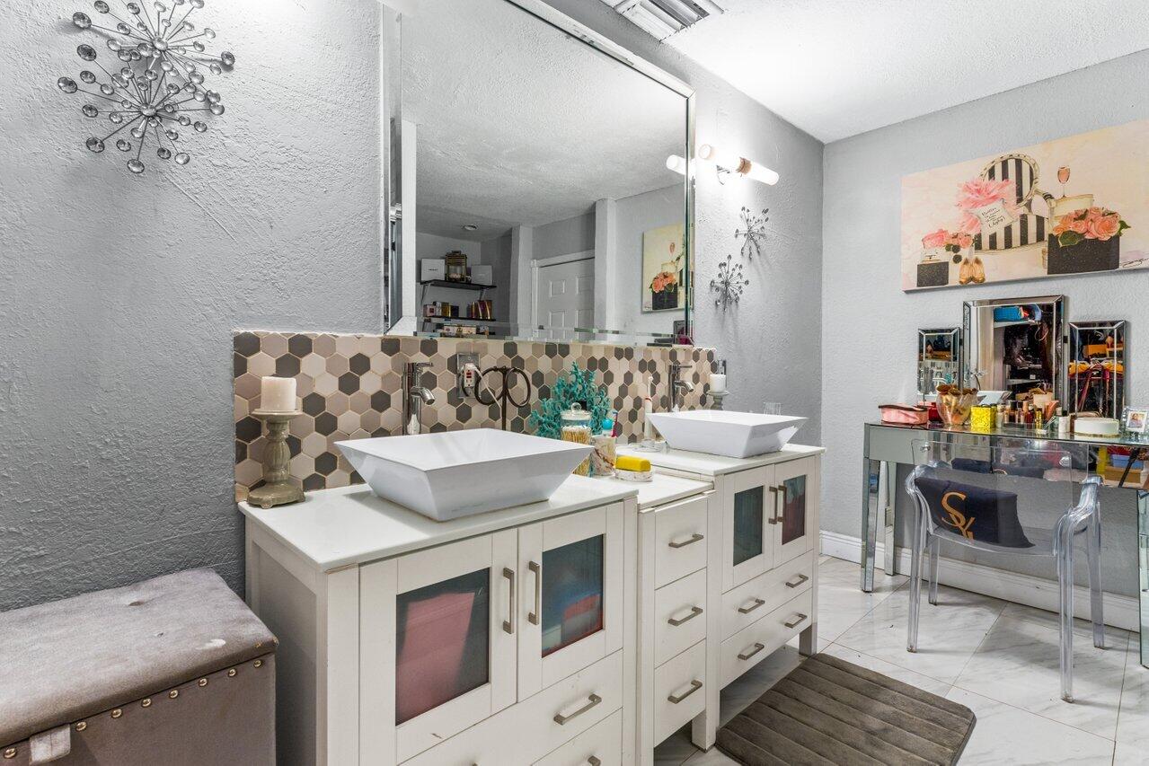 9714 Colorado Court Boca Raton, FL 33434 - Photo 20 of 28 main bathroom