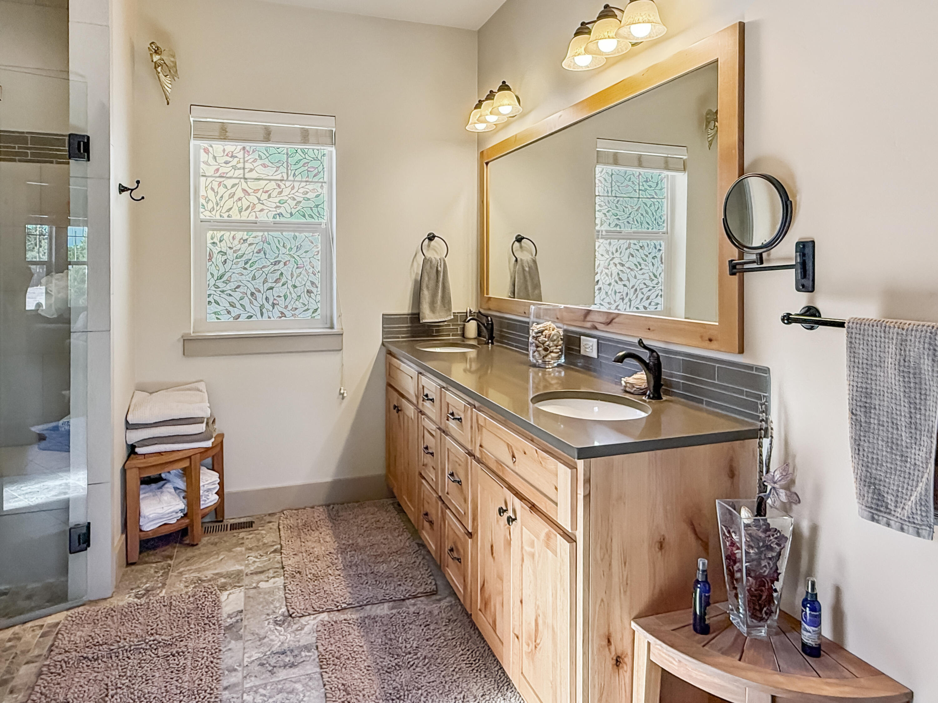 323 Northwest Saddle Ridge Loop Prineville, OR 97754 - Photo 20 of 38 mainbath3