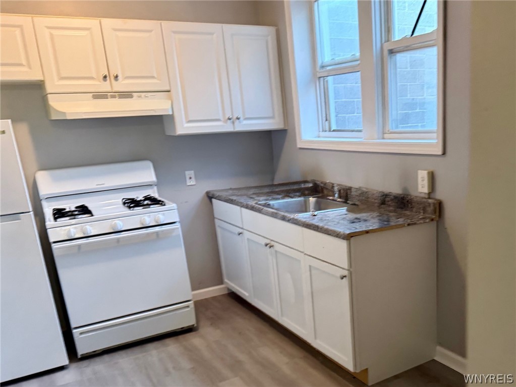 435 3rd Street Niagara Falls, NY 14301 - Photo 20 of 34 Apartment 2 Two Bedroom with back porch