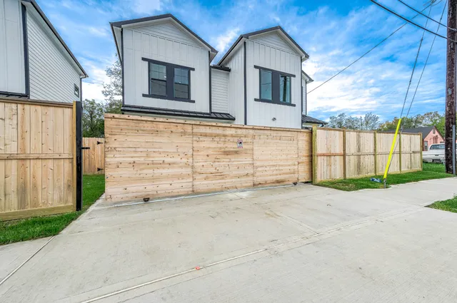 a view of backyard of the house