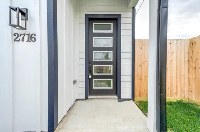 a view of an entryway of the house