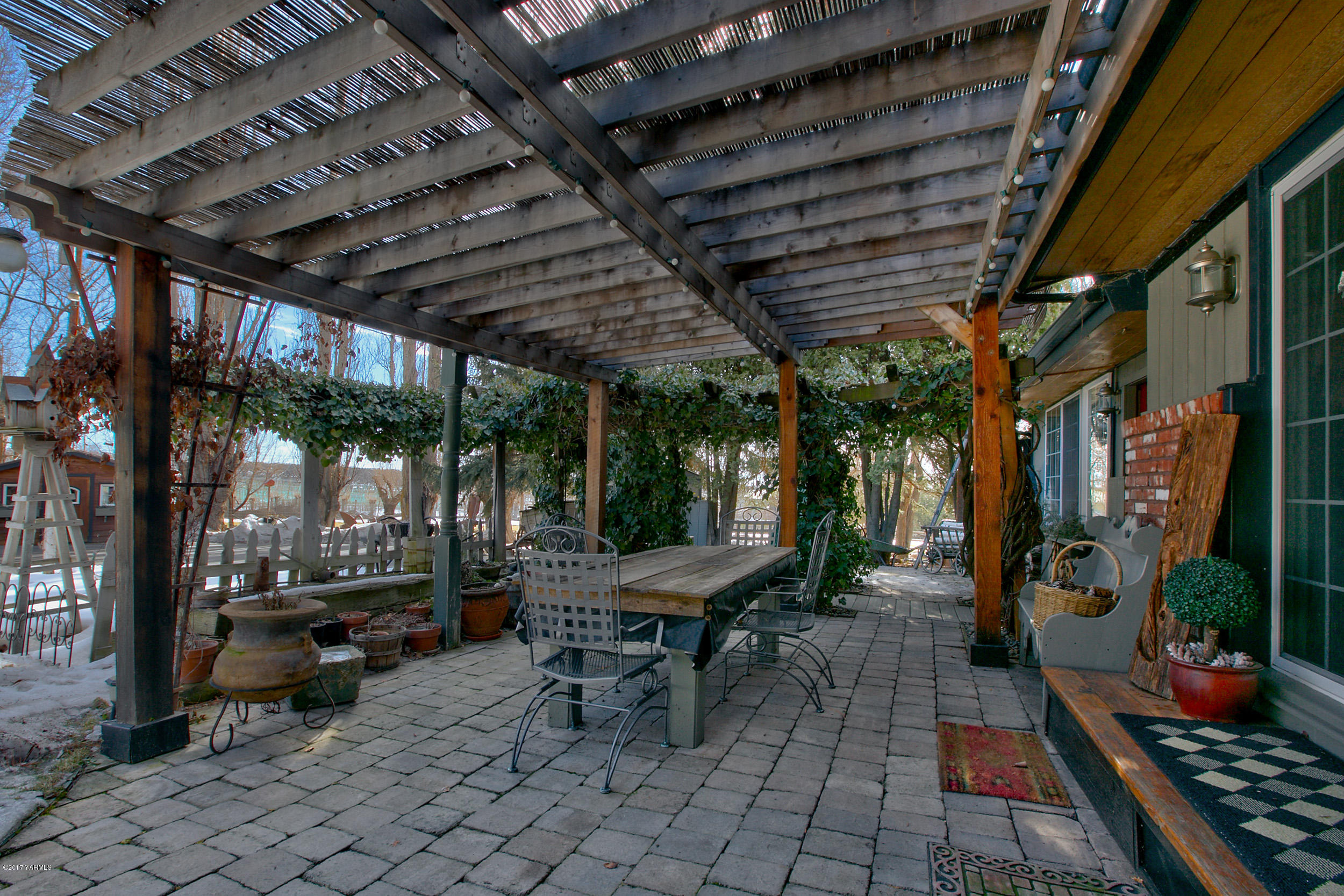 7503 Bittner Road Yakima, WA 98901 - Photo 22 of 31 a outdoor space with lots of tables and chairs