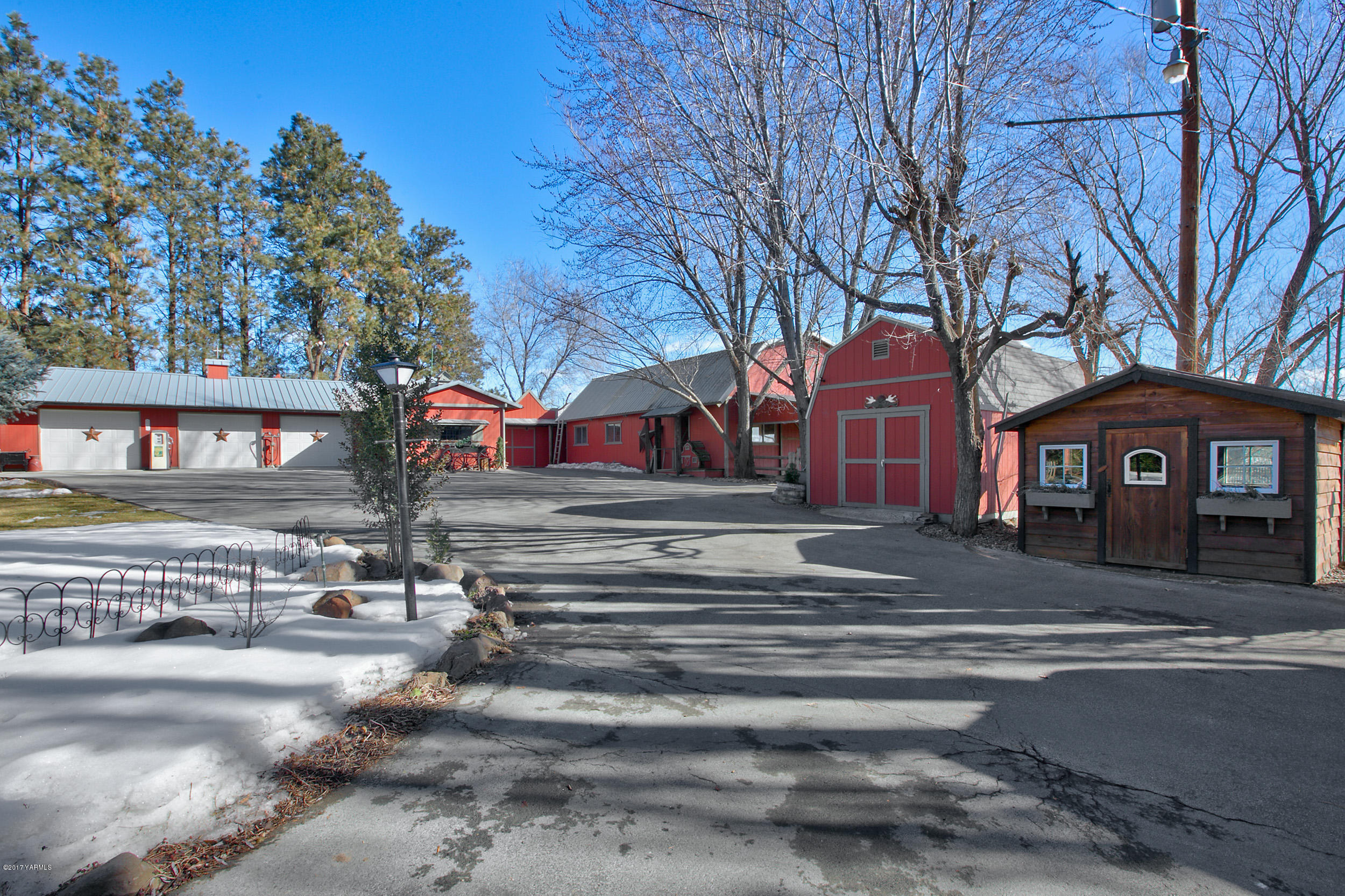 7503 Bittner Road Yakima, WA 98901 - Photo 4 of 31 a front view of a building
